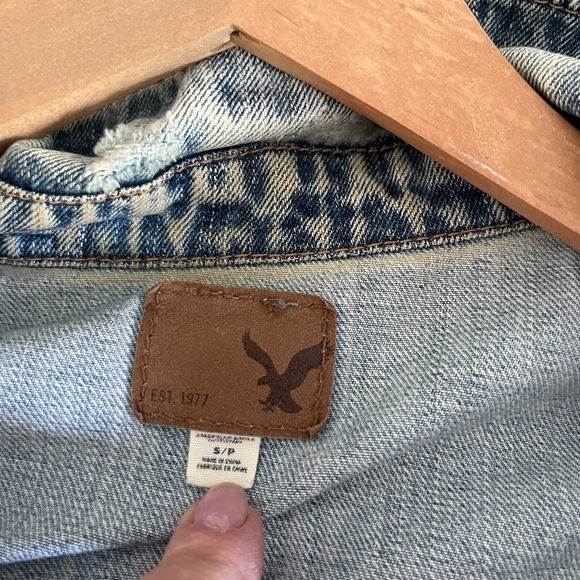 American Eagle Distressed Jean Jacket - Picture 5 of 5